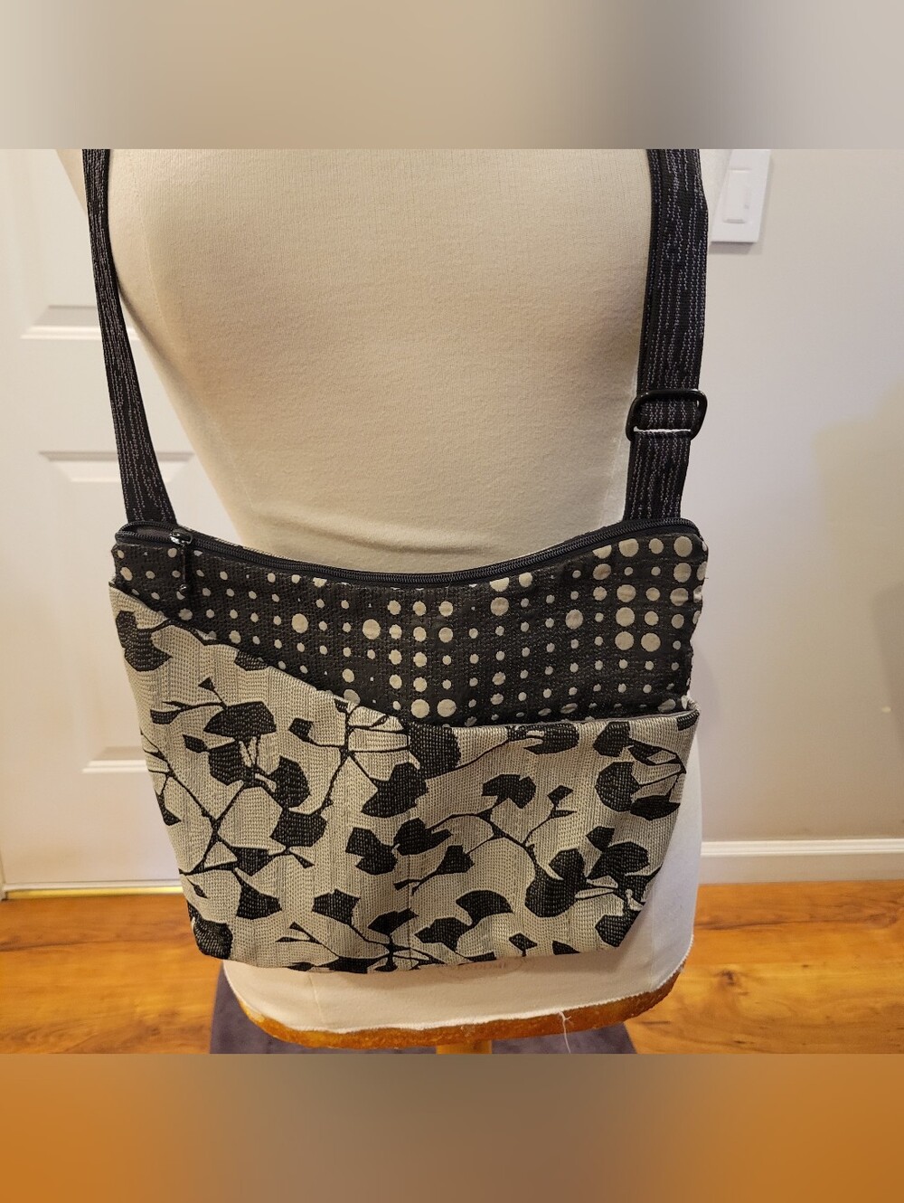 👜EUC~ MARUCA CROSSBODY BAG